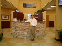 アリゾナガンステッドカイロプラクティック受付と松久先生